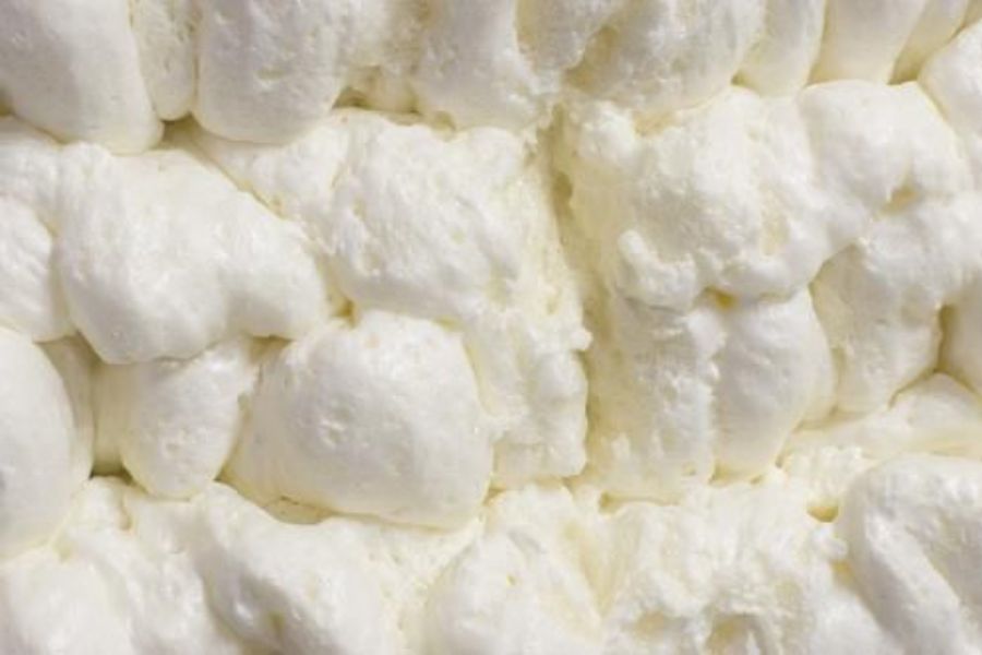 Lớp Foam sau khi phun sẽ có dạng bọt xốp màu trắng ngà