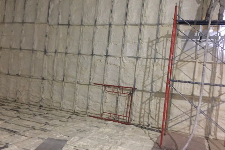 Tiến hành phun foam cách âm 